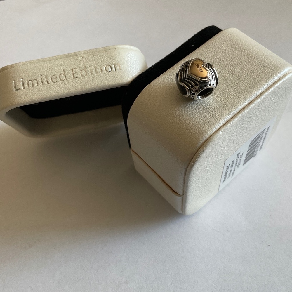Pandora Limited Edition Black Friday charm with 14k gold and black hearts - Picture 7 of 7